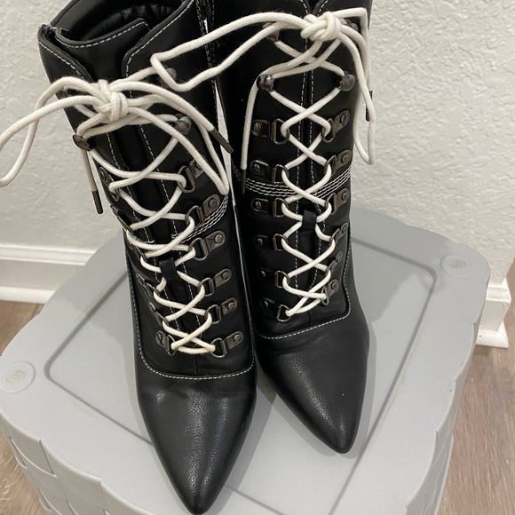 ⬇️PRICE⬇️
Mix No. 6 - Black White Laced Bootie - size 7 - Picture 7 of 10